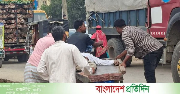 কর্মস্থলে যাওয়ার পথে সড়কে প্রাণ গেল ভূমি কর্মকর্তার | | বাংলাদেশ প্রতিদিন