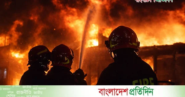পিরোজপুরের নেছারাবাদে অগ্নিকাণ্ডে ১৭ দোকান পুড়ে ছাই | | বাংলাদেশ প্রতিদিন