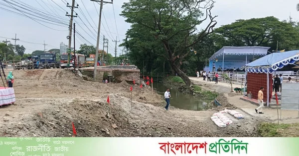 বাবার খনন করা খাল পুনঃখননে প্রধানমন্ত্রীর অপেক্ষায় ত্রিশালবাসী | | বাংলাদেশ প্রতিদিন