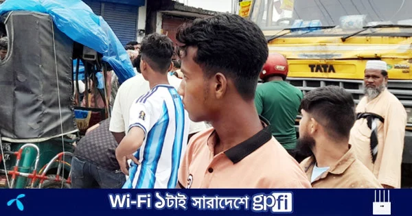 দিনাজপুরে ট্রাকের ধাক্কায় ইজিবাইকের চালকসহ ৬ যাত্রী আহত | | বাংলাদেশ প্রতিদিন
