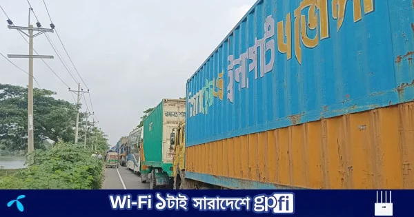 কুমিল্লার ৪ মহাসড়কে তীব্র যানজট: ঘরমুখো মানুষের দুর্ভোগ | | বাংলাদেশ প্রতিদিন