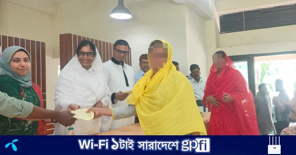 পঞ্চগড়ে দুস্থদের মাঝে প্রধানমন্ত্রীর তহবিল থেকে আর্থিক সহায়তা | | বাংলাদেশ প্রতিদিন