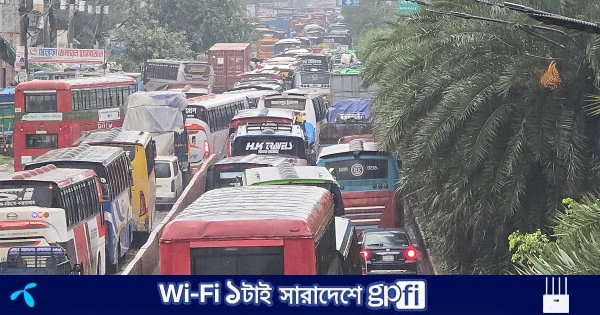 বৃষ্টিতে ভোগান্তি পোহাতে হচ্ছে ঘরমুখো মানুষদের | | বাংলাদেশ প্রতিদিন