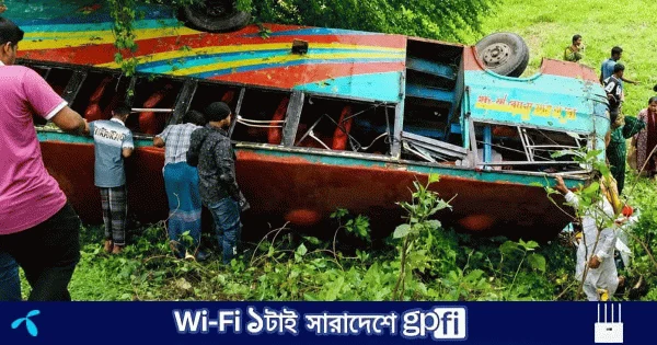 গাইবান্ধায় যাত্রীবাহী বাস খাদে পড়ে নারী নিহত | | বাংলাদেশ প্রতিদিন