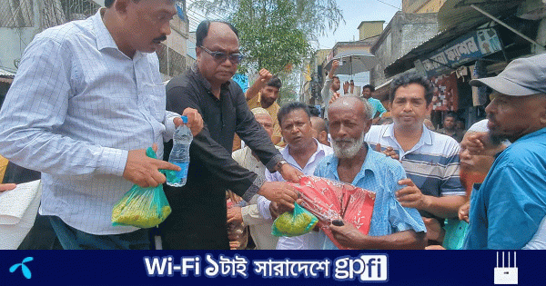 জিয়াউর রহমানের শাহাদাতবার্ষিকী উপলক্ষে মোংলায় দুঃস্থের মাঝে কাপড় বিতরণ | | বাংলাদেশ প্রতিদিন