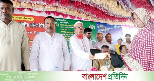 দিনাজপুরে অনুদানের চেক প্রদান | | বাংলাদেশ প্রতিদিন