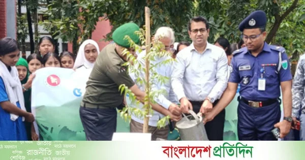 হবিগঞ্জে শিক্ষার্থীদের মাঝে গাছের চারা বিতরণ | | বাংলাদেশ প্রতিদিন