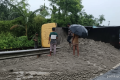 ট্রাক উল্টে রেললাইন ব্লক, কুড়িগ্রামের সঙ্গে রেল যোগাযোগ বন্ধ | | বাংলাদেশ প্রতিদিন