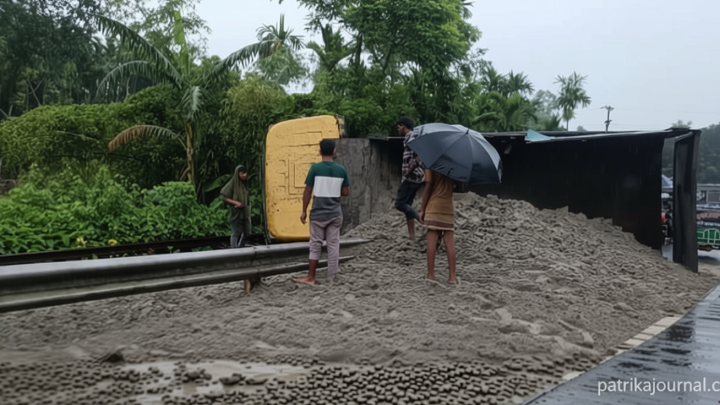 ট্রাক উল্টে রেললাইন ব্লক, কুড়িগ্রামের সঙ্গে রেল যোগাযোগ বন্ধ | | বাংলাদেশ প্রতিদিন